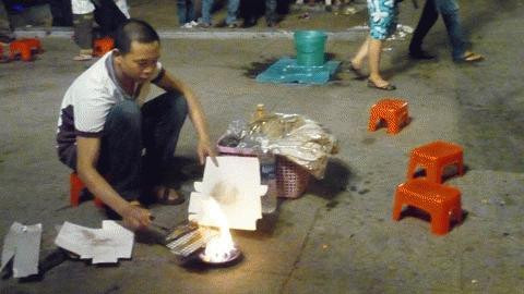 Đến đồ ăn uống. Nướng mực ngay trên vỉa hè, những chiếu cói được bày sẵn, nếu khách có nhu cầu thì có thể mua cả rượu để nhậu...