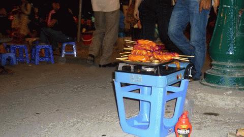 Đến đồ ăn uống. Nướng mực ngay trên vỉa hè, những chiếu cói được bày sẵn, nếu khách có nhu cầu thì có thể mua cả rượu để nhậu...