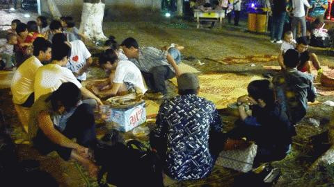 Đến đồ ăn uống. Nướng mực ngay trên vỉa hè, những chiếu cói được bày sẵn, nếu khách có nhu cầu thì có thể mua cả rượu để nhậu...