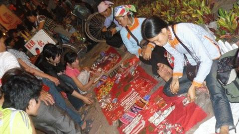 Đến cả đồ trang sức giả vàng, giả bạc được đưa từ miền núi đến cũng thu hút nhiều người...