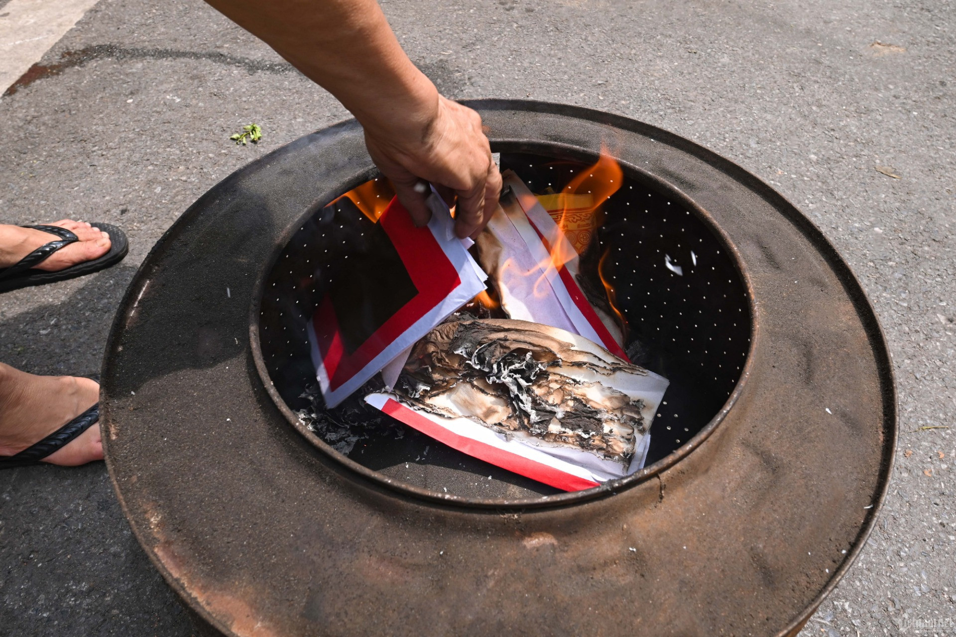 đốt vàng mã.jpeg