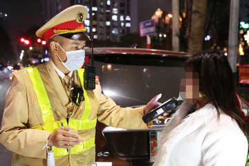 Nữ tài xế ở Hà Nội thừa nhận uống rượu nhưng không 'dính' nồng độ cồn