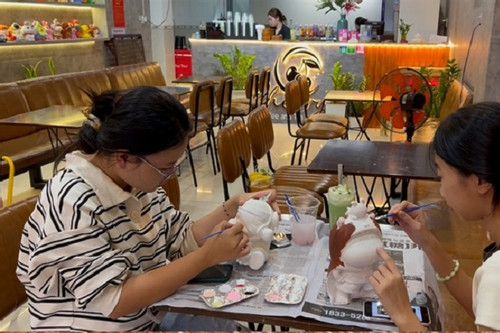 Statue painting cafes attract youth