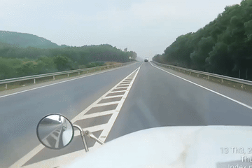 Truy tìm ô tô con tạt đầu xe container trên cao tốc Cam Lộ - La Sơn