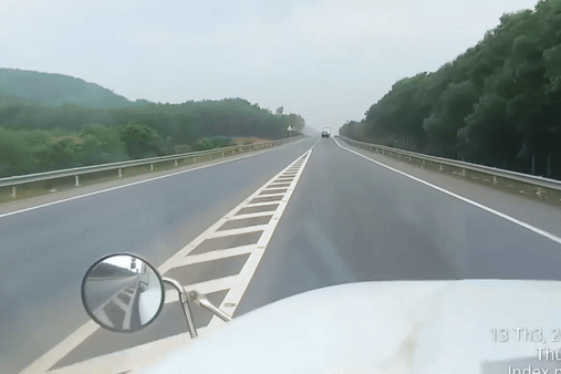 Truy tìm ô tô con tạt đầu xe container trên cao tốc Cam Lộ - La Sơn