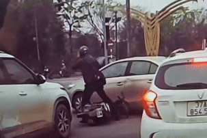 Va chạm giao thông, nam thanh niên lấy mũ bảo hiểm đập vỡ kính ô tô