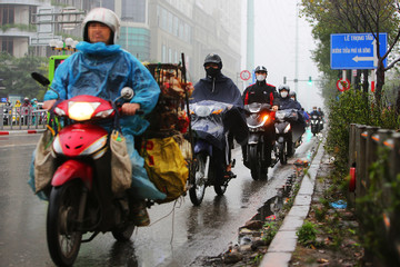 Bất chấp trời mưa đường trơn, đoàn xe máy vẫn đi ngược chiều ở Hà Nội