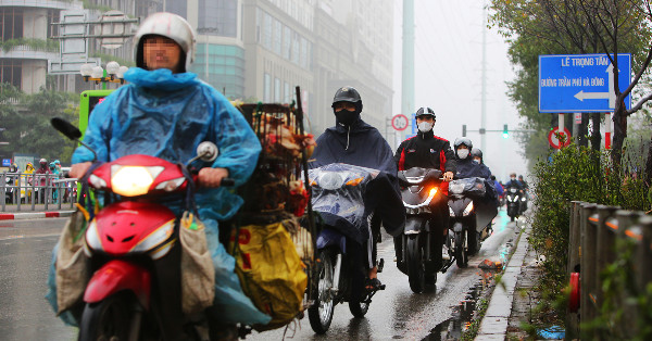 View - Bất chấp trời mưa đường trơn, đoàn xe máy vẫn đi ngược chiều ở Hà Nội