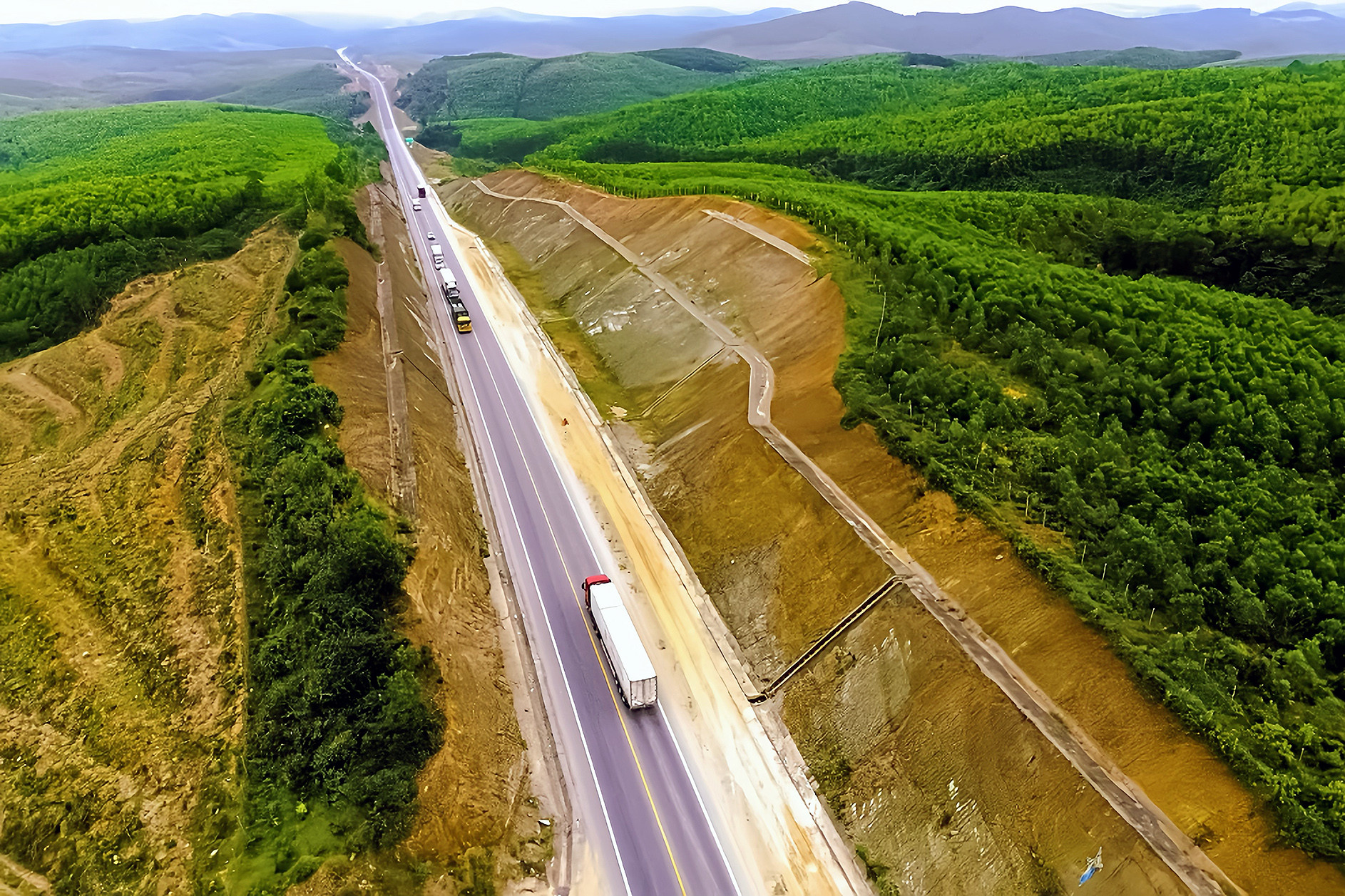 Có nên cấm xe khách, xe tải nặng vào cao tốc Cam Lộ - La Sơn?