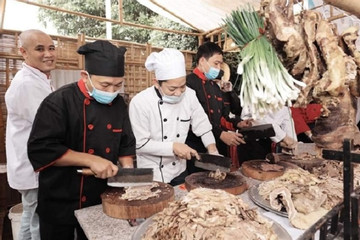 Giant pot of pho broth highlights festival in Nam Dinh