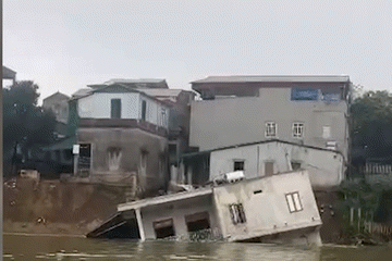 Khoảnh khắc một căn nhà bị sông Cầu 'nuốt chửng' ở Bắc Ninh