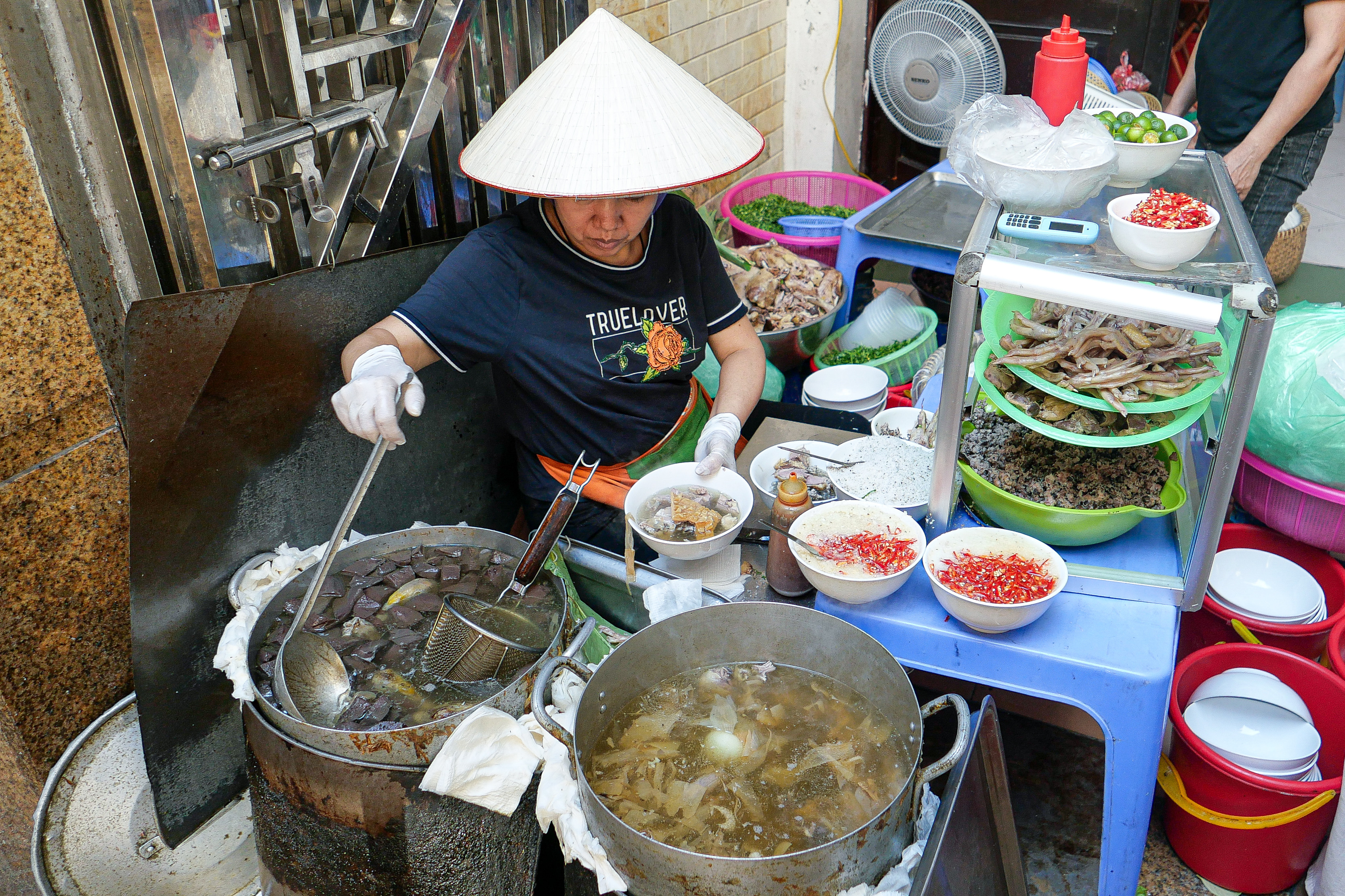 Nhiều lần bị tố chửi khách, bún ngan Nhàn vẫn được khen 'xứng đáng xếp hàng'