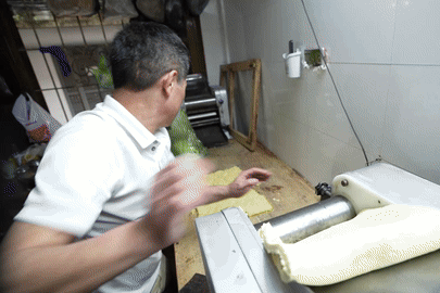Quán mỳ vằn thắn tươi đông kín ở Hà Nội, khách vừa ăn vừa xem chủ quán cán mỳ