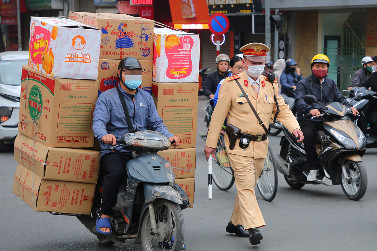 Tài xế chở hàng cồng kềnh: 'Mọi người biết xe tôi khó lái nên nhường đường'