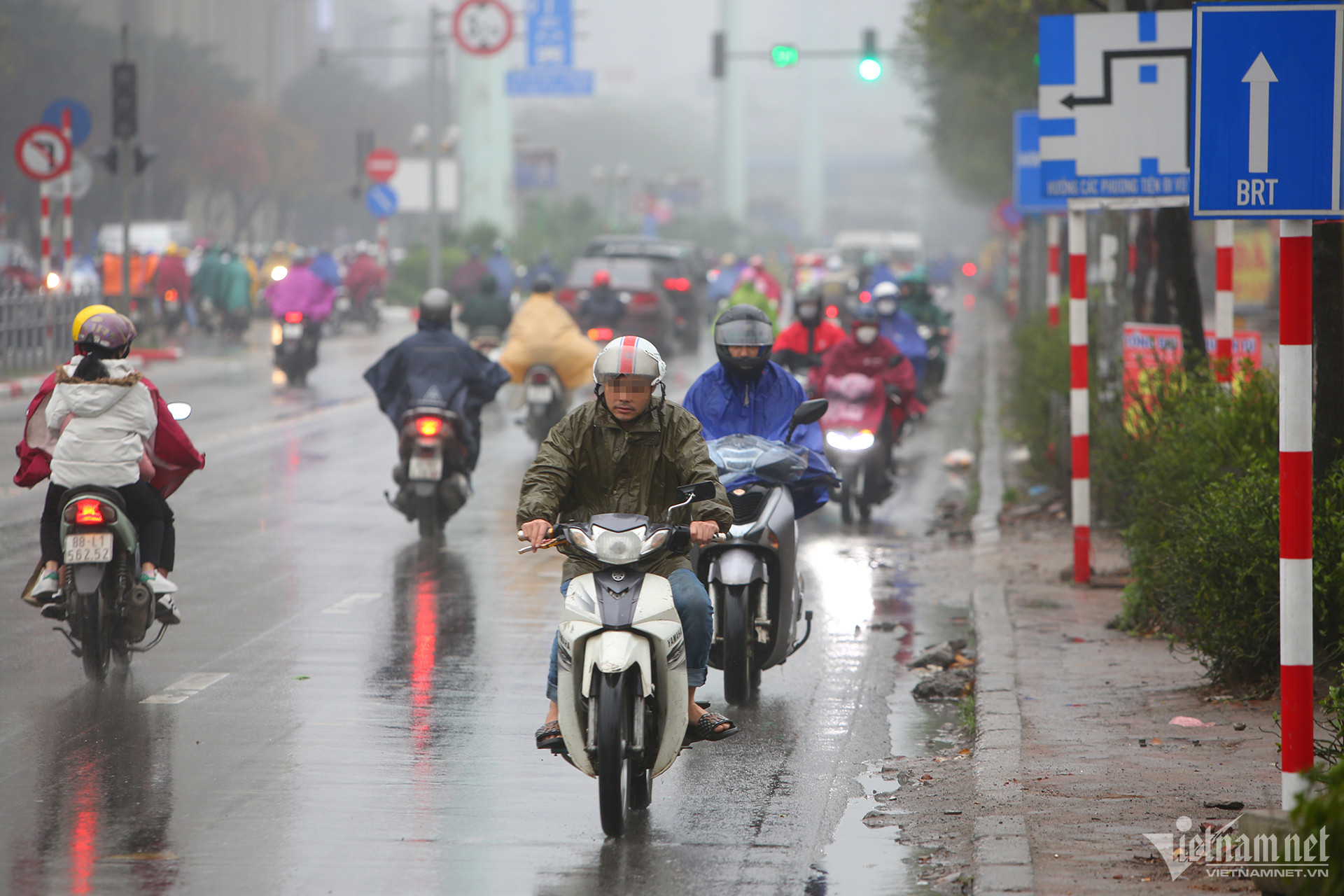 View - Bất chấp trời mưa đường trơn, đoàn xe máy vẫn đi ngược chiều ở Hà Nội