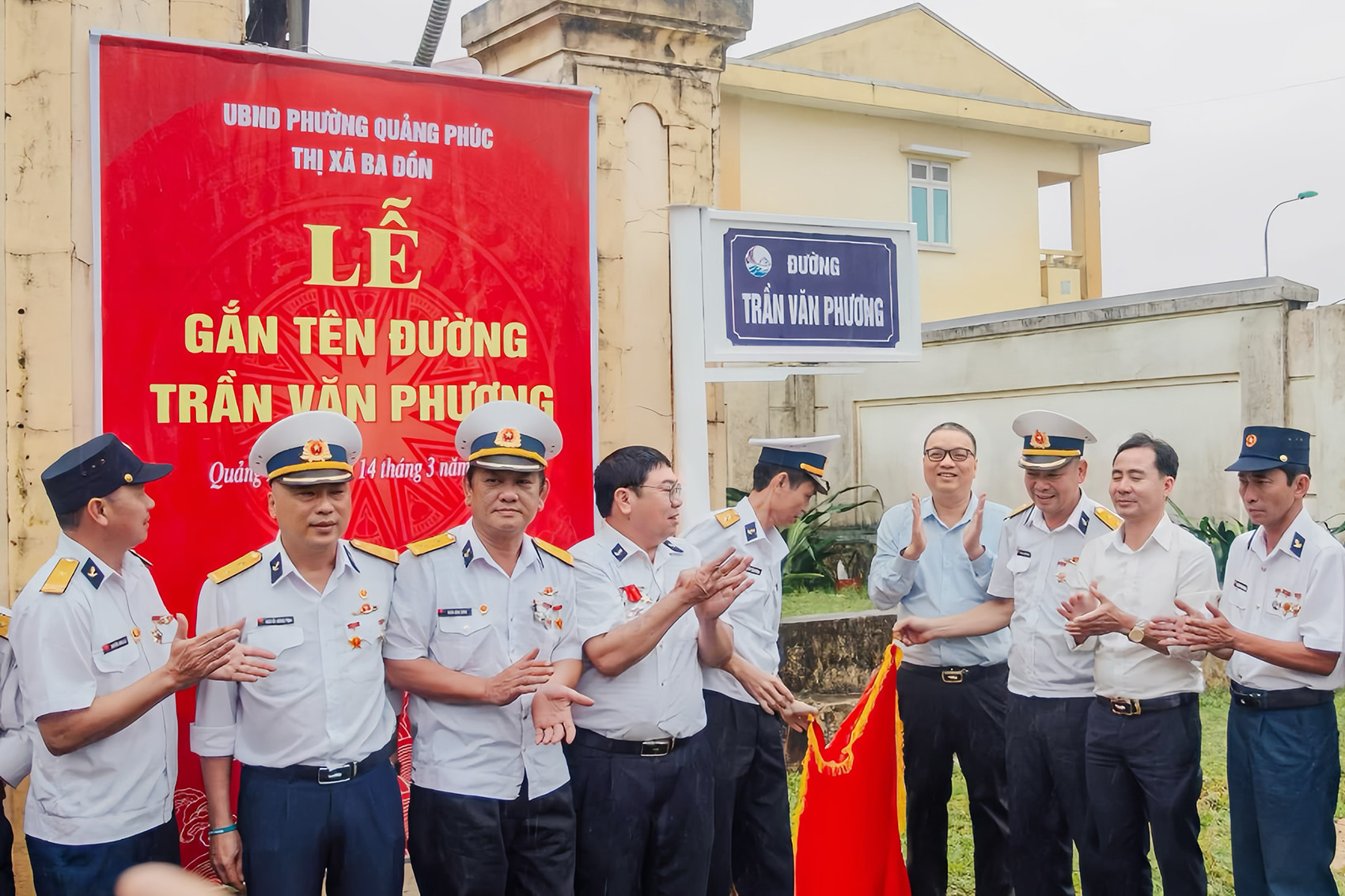 Xúc động lễ gắn biển đường mang tên liệt sĩ Gạc Ma Trần Văn Phương