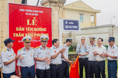 Xúc động lễ gắn biển đường mang tên liệt sĩ Gạc Ma Trần Văn Phương