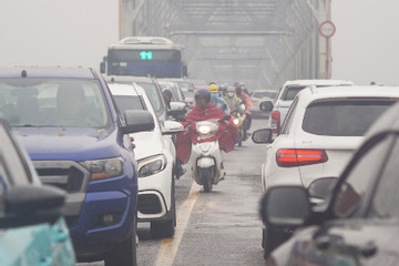 CSGT Hà Nội xử lý lỗi đi sai làn đường trên cầu, người vi phạm ngỡ ngàng