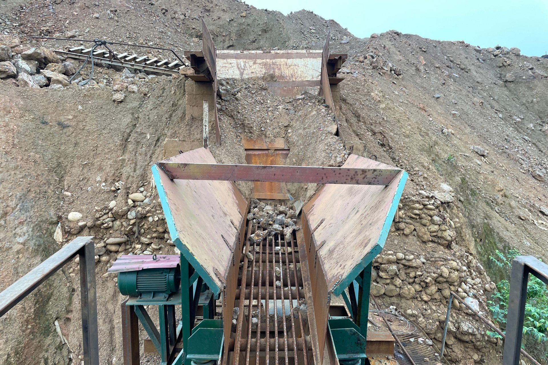 Dàn lãnh đạo 'xộ khám', khu chế biến đất hiếm hoang lạnh