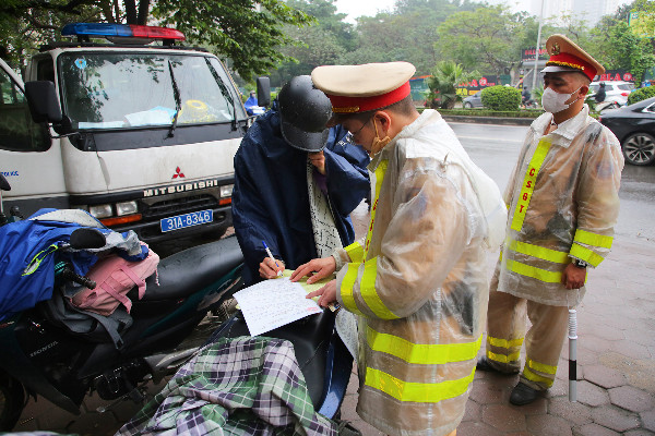 View - Cô gái bật khóc nức nở khi nhận phiếu phạt lỗi đi ngược chiều đường ở Hà Nội
