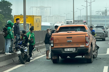 Trốn hiệu lệnh dừng xe, ô tô bán tải va chạm hàng loạt phương tiện ở Hà Nội