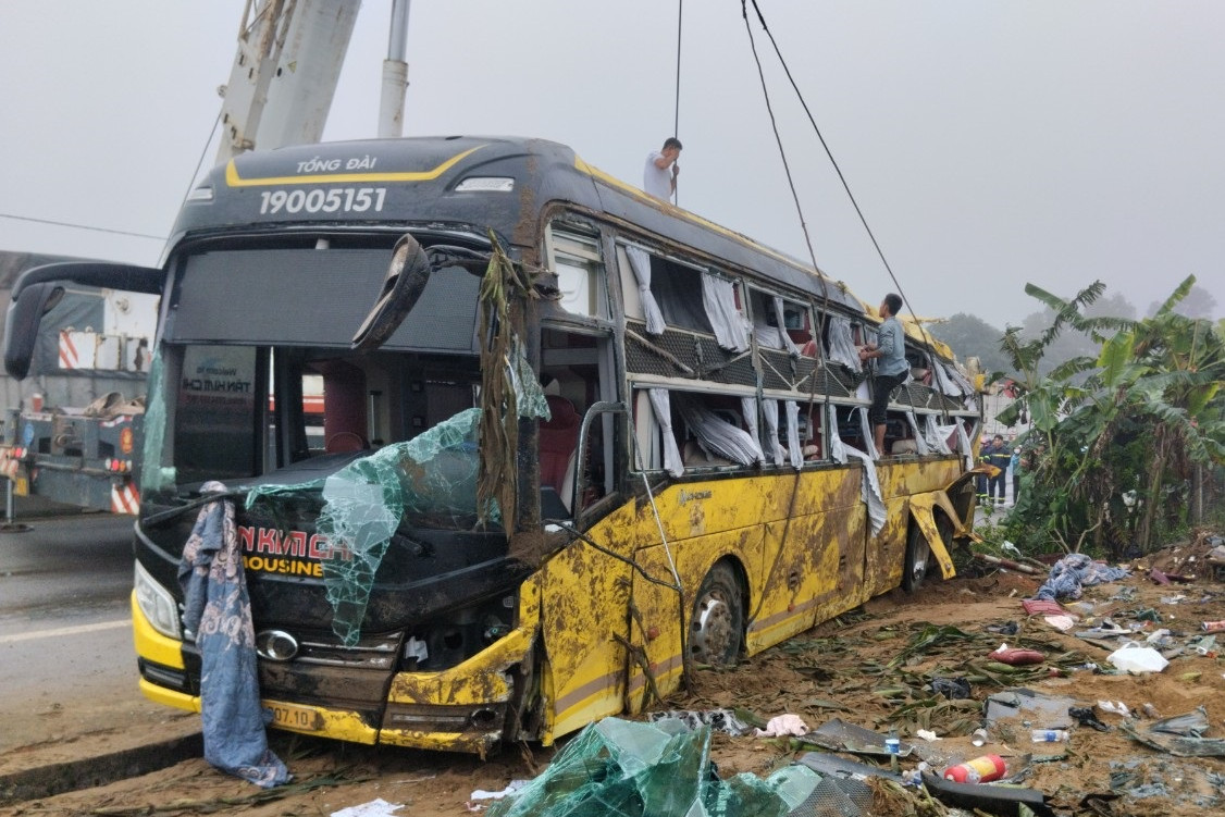 Lật xe khách trên Quốc lộ 1A, nhiều người bị thương