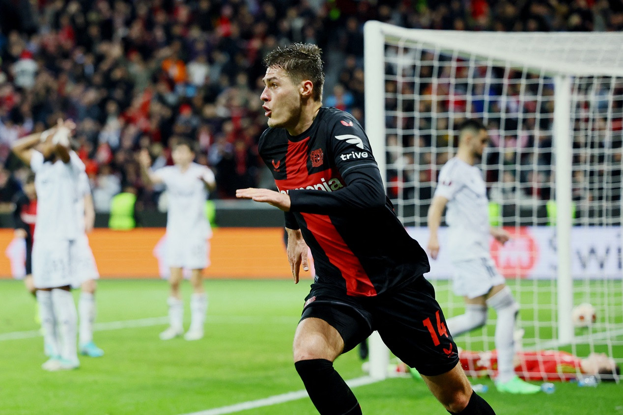 Leverkusen ngược dòng khó tin vào tứ kết Europa League