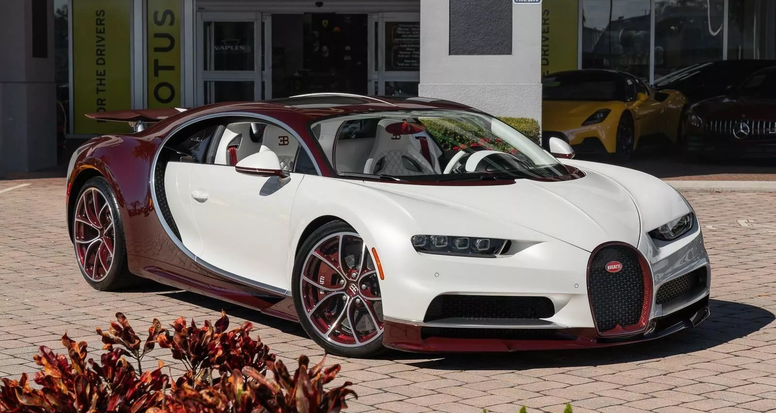 View - Mua siêu xe Bugatti Chiron 3,8 triệu USD, đại gia được tặng kèm Rolls-Royce