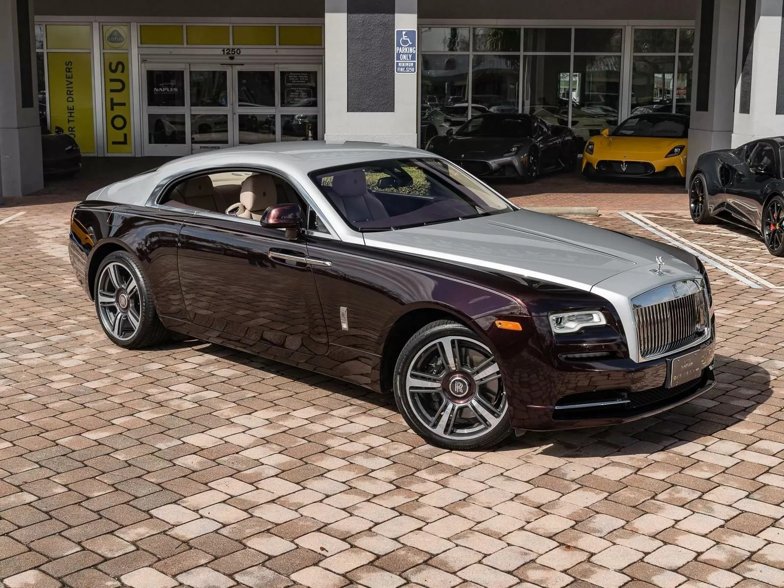 View - Mua siêu xe Bugatti Chiron 3,8 triệu USD, đại gia được tặng kèm Rolls-Royce