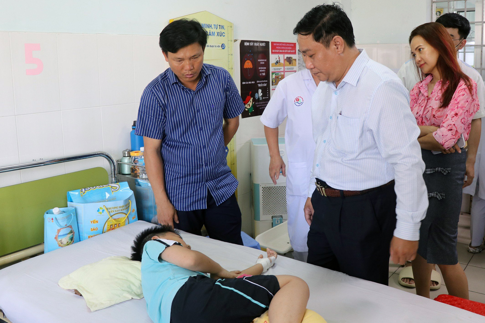 Đề nghị tạm đình chỉ quán cơm gà liên quan vụ hơn 220 người vào viện ở Nha Trang