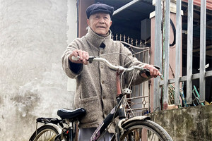 Ngôi làng trường thọ ven sông, cụ ông gần trăm tuổi đạp xe, nhai trầu