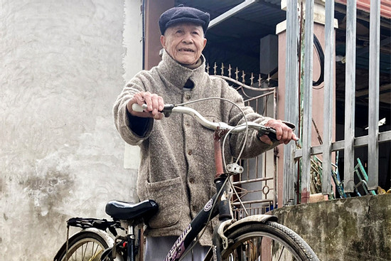 Ngôi làng trường thọ ven sông, cụ ông gần trăm tuổi đạp xe, nhai trầu