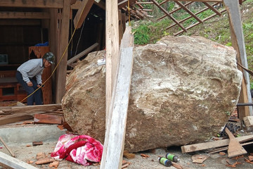 Nổ mìn, tảng đá gần 4 tấn rơi xuống làm sập nhà dân