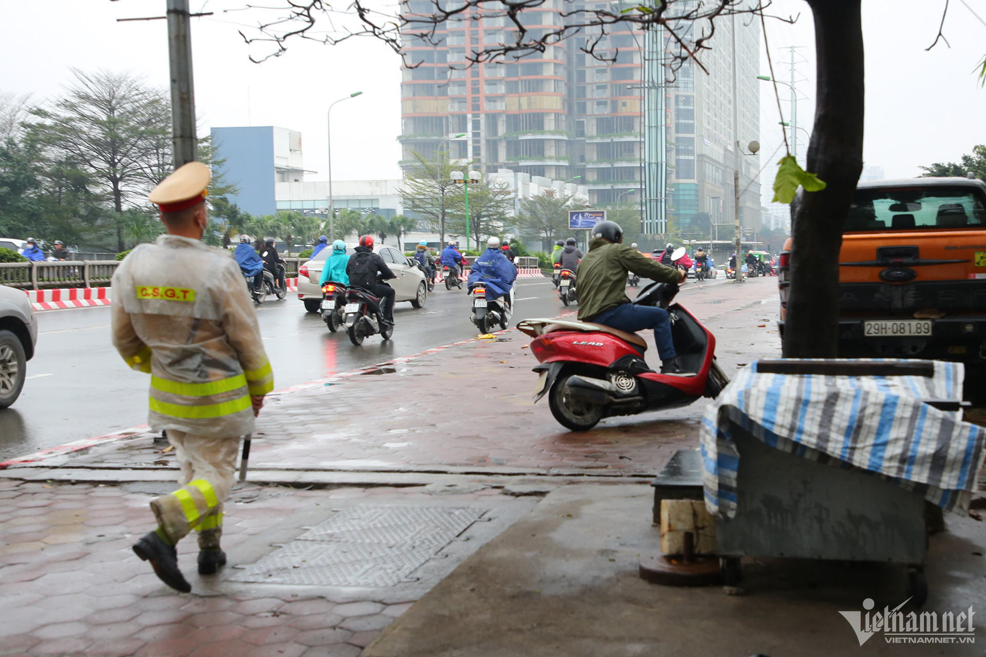 View - Cô gái bật khóc nức nở khi nhận phiếu phạt lỗi đi ngược chiều đường ở Hà Nội