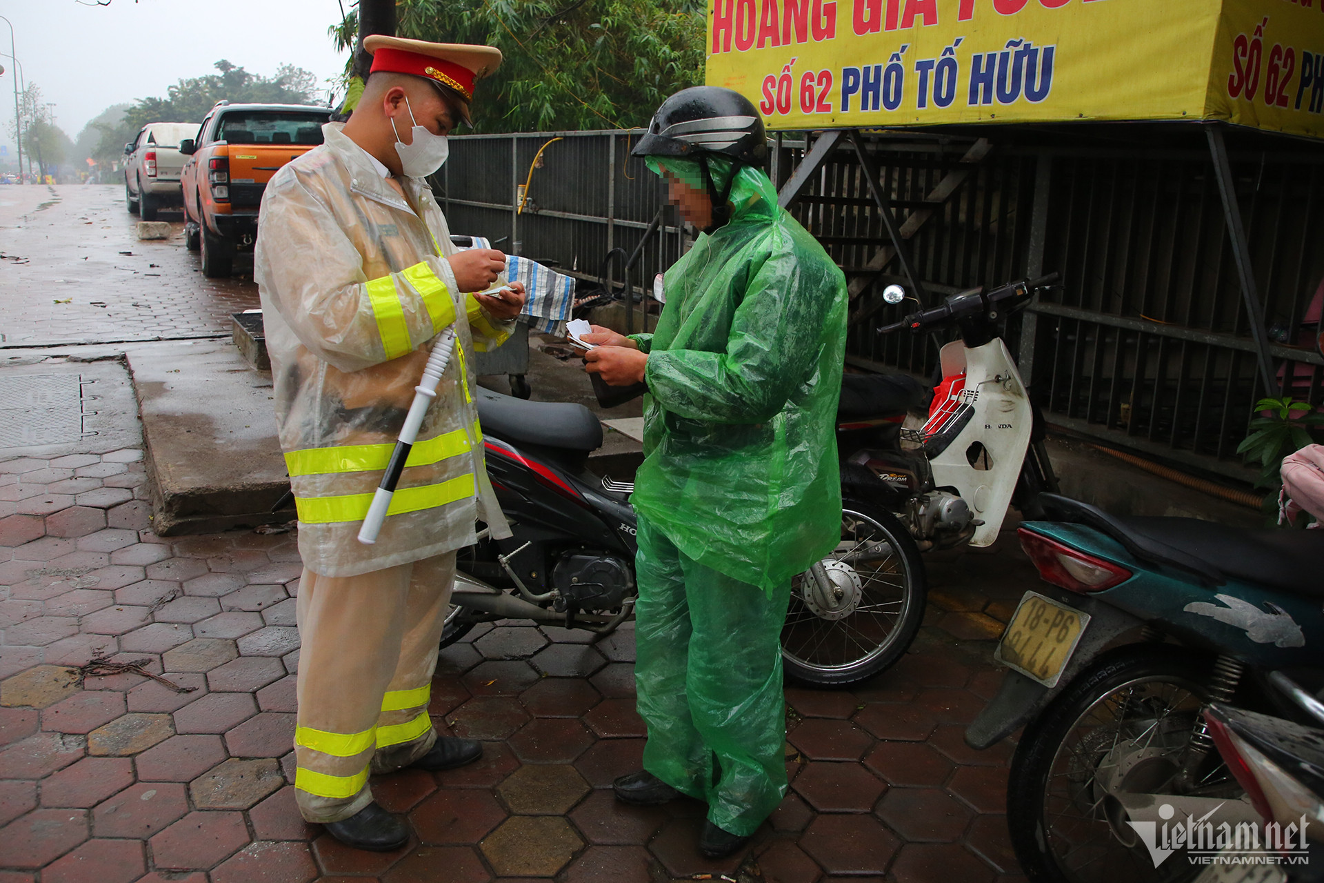 View - Cô gái bật khóc nức nở khi nhận phiếu phạt lỗi đi ngược chiều đường ở Hà Nội