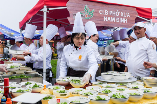 Du khách thích thú cùng 20 nghệ nhân nấu nồi phở 'khổng lồ' ở Nam Định