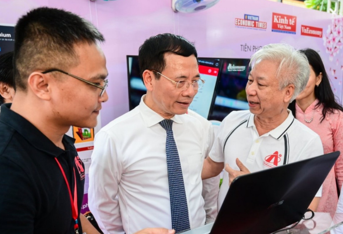 Bo truong NMH tham.jpg