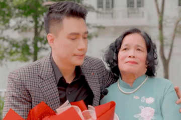 Diễn viên Việt Anh khóc nghẹn, ôm chặt mẹ và nói lời từ tâm can