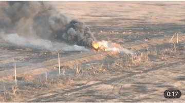 Thêm 2 nhà máy lọc dầu Nga bị tấn công, lửa bao trùm đoàn xe Ukraine