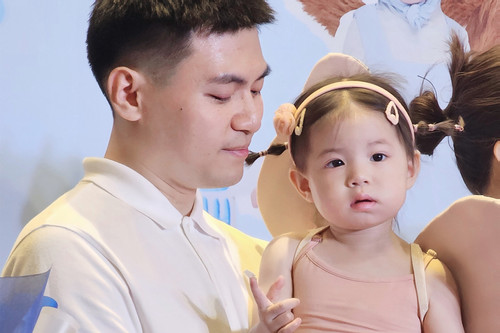 'Em bé hot nhất mạng xã hội' lên sóng cùng quý tử nhà HLV Rap Việt