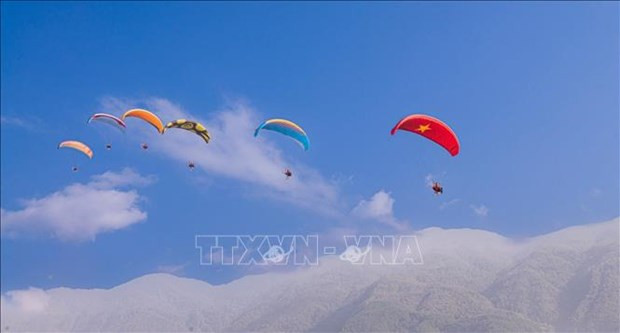 Kon Tum open paragliding tournament attracts crowds of competitors