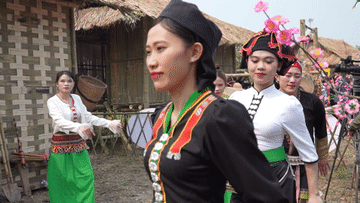 Du khách đổ về Điện Biên du lịch, ngắm thiếu nữ xinh đẹp ném còn, múa dân tộc