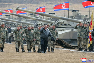 Ông Kim Jong Un giám sát tập trận, hối thúc quân đội Triều Tiên sẵn sàng
