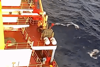 Video cướp biển nã đạn vào trực thăng của hải quân Ấn Độ