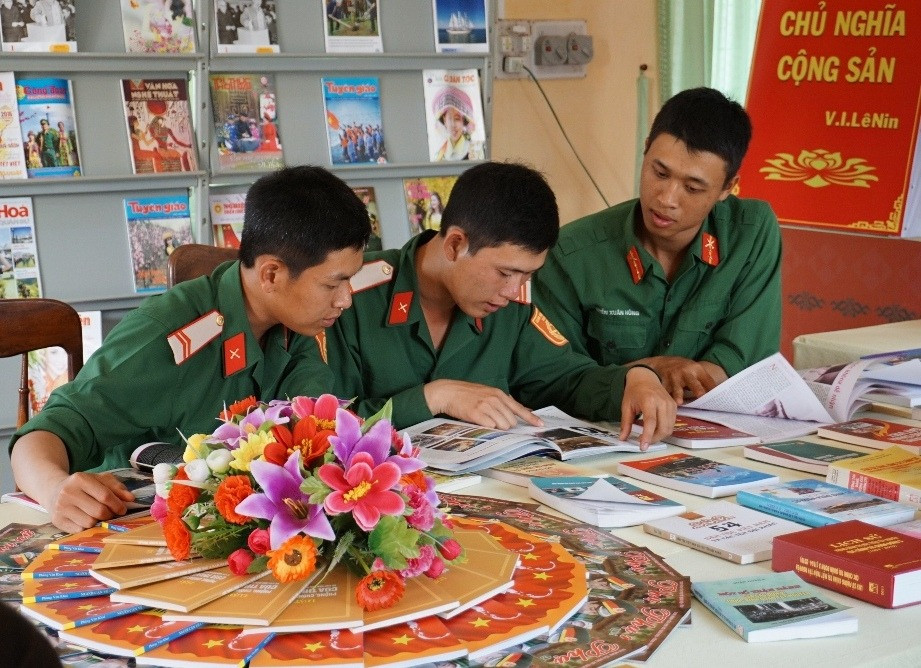 2 chien si quan doan 3 doc sach.jpeg