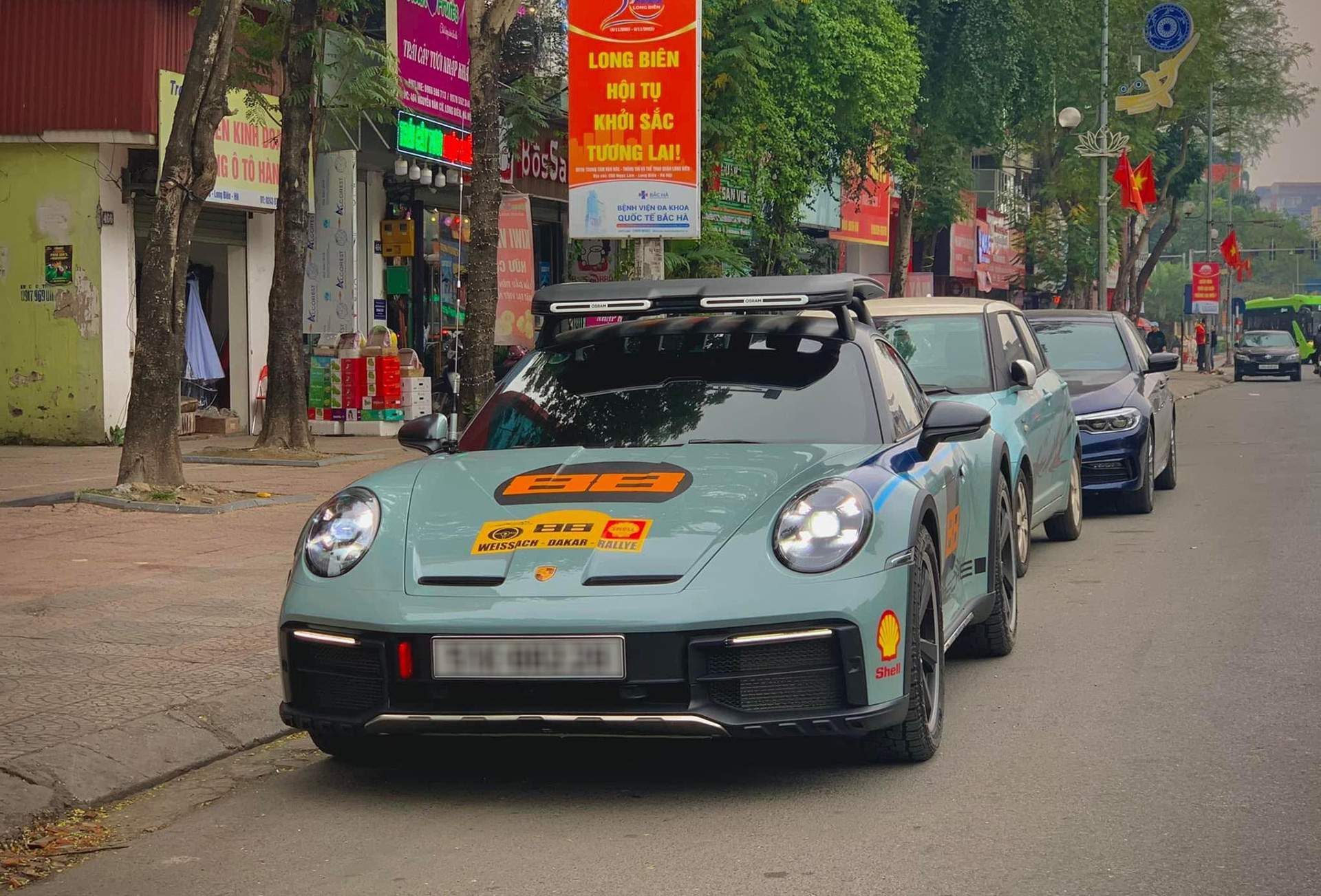 Đại gia Sài Gòn mang dàn xe hơn 45 tỷ đi phượt Tây Bắc, có Porsche 911 Dakar