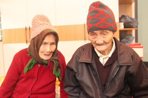 Hai vợ chồng hơn 100 tuổi vẫn minh mẫn, bí quyết chỉ gói gọn trong 2 từ