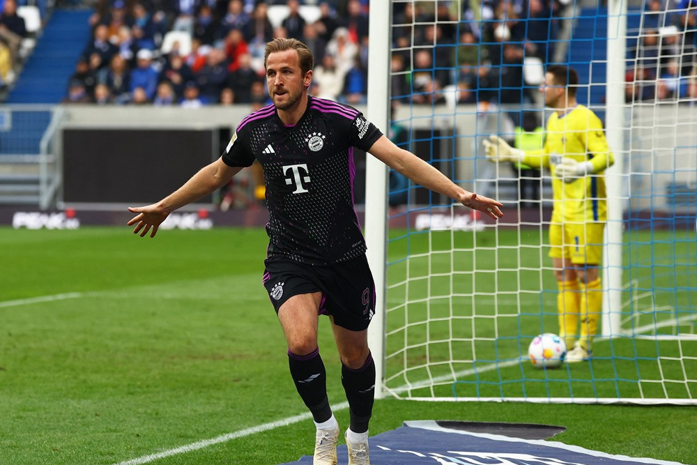 Harry Kane lập kỷ lục, Bayern Munich thắng to cũng không thể vui