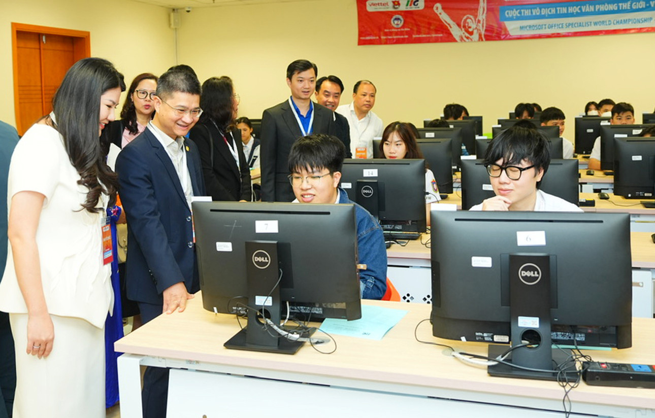 Phó Tổng giám đốc IIG Việt Nam Đoàn Nguyễn Vân Khanh cùng các đại biểu động viên các thí sinh trước giờ thi vòng loại quốc gia.