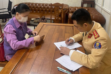 Nữ tài xế vi phạm nồng độ cồn ở phố Trần Cung bị phạt thêm 11 triệu đồng